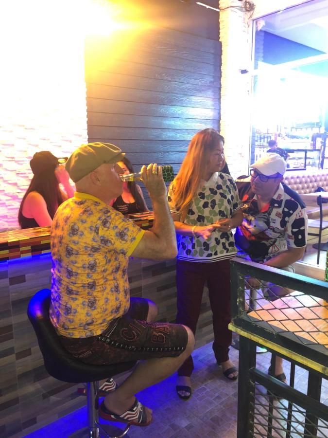 Bonkers Guesthouse Pattaya ภายนอก รูปภาพ