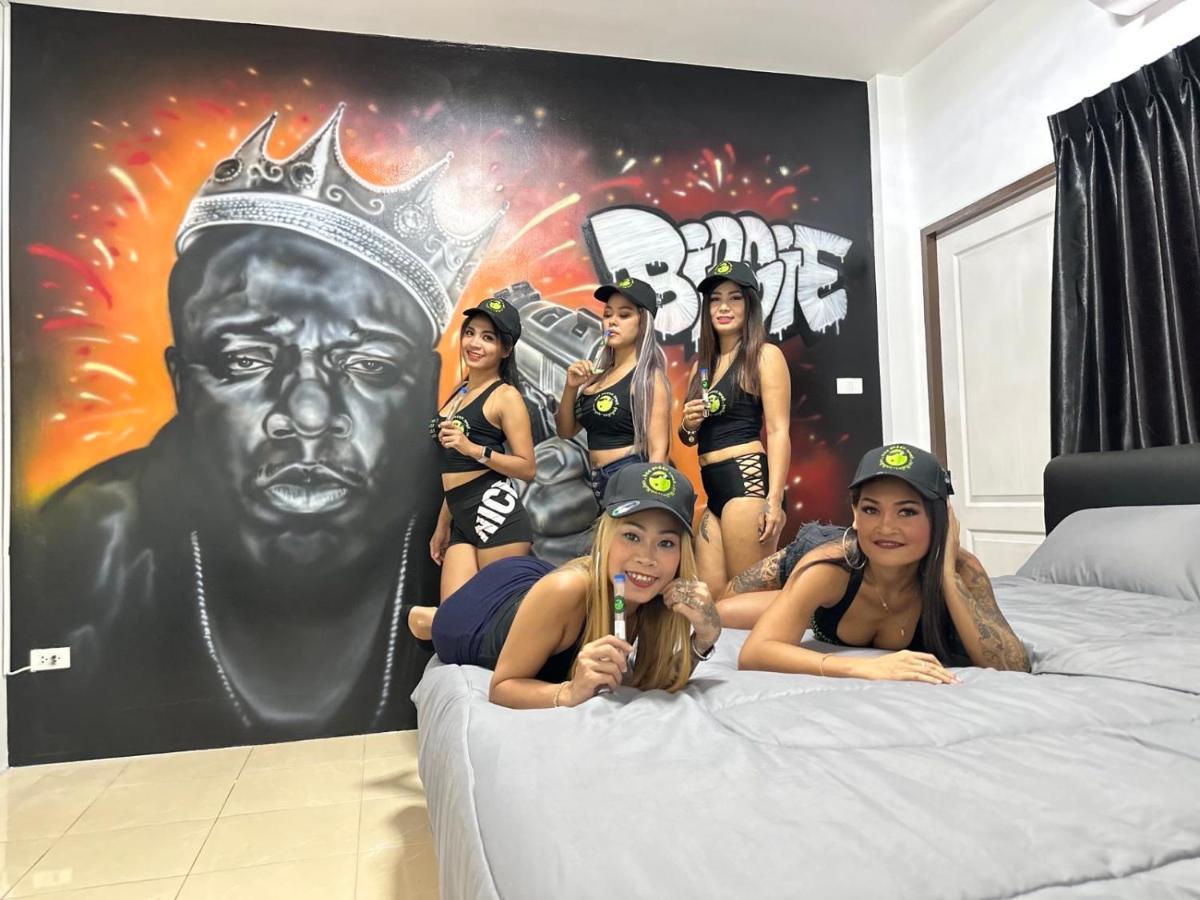 Bonkers Guesthouse Pattaya ภายนอก รูปภาพ